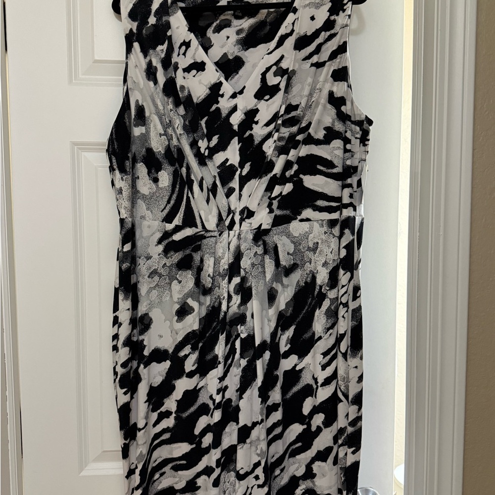 Relativity Black and White Abstract Midi Dress 🚨Brand NEW*Never Worn🚨